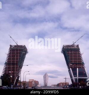 Puerta de Europa, deux gratte-ciel en pente à Madrid, Plaza de Castilla. Connu sous le nom de Torres KIO, Espagne, Europe Banque D'Images