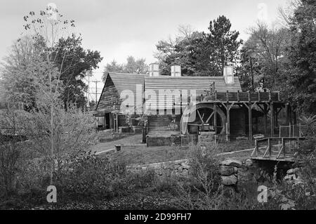 La Forge et le moulin à coudre sont entourés de feuillage d'automne au parc national historique de Saugus Iron Works. Les Saugus Iron Works (à l'origine nommée Ha Banque D'Images