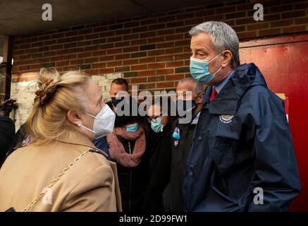 New York, États-Unis. 03ème novembre 2020. Le maire Bill de Blasio visite le 173 novembre 2020 le site du scrutin le jour de l'élection générale à la public School 3, sur l'avenue fort Washington, à New York. Le maire a accueilli les électeurs et les bénévoles sur le site et a parlé aux médias. Avec le maire est le président de Manhattan Borough, Gale Brewer. (Photo de Lev Radin/Sipa USA) crédit: SIPA USA/Alay Live News Banque D'Images