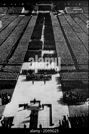 1935 , ALLEMAGNE : pubblicité encore du film TRIOMPHE DES WILLENS ( Triumph de la volonté - il trionfo della volontà ) par le réalisateur allemand LENI RIEFENSTAHL ( né à Berlin le 22 août 1902 ), Les émeutes lors du 6ème rassemblement du Parti socialiste national à Nremberg, tenu du 4 au 10 septembre 1934 - ADOLF HITLER - Seconde Guerre mondiale - SECONDA GUERRA MONDIALE - NAZI - NAZIST - NAZISTA - NAZISMO - FILM - CINÉMA ----- Archivio GBB Banque D'Images