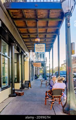 Les femmes mangent à l’extérieur de Mo’ Bay Beignet Company, 31 octobre 2020, à Mobile, Alabama. Le restaurant a ouvert ses portes en février. Banque D'Images