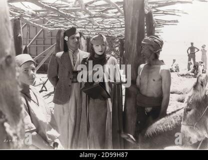 1936 , USA : l'actrice MARLENE DIETRICH , pubblicity encore pour le film LE JARDIN D'ALLAH ( il giardino dell'oblio ) Par Richard Boleslavski - CHAPEAU - CAPPELLO - BORSETTA - SAC - GUANTI - GANTS - FILM - CINÉMA - DIVA - MODE - MODA - ANNI TRENTA - 30's - '30 --- Archivio GBB Banque D'Images