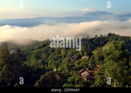 Chiang Rai, Thaïlande - tôt le matin, vue sur les nuages qui rampent à travers les montagnes près du village de Yafu Banque D'Images