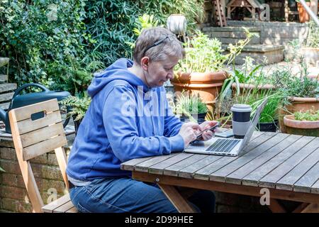 Médecin consultant travaillant à domicile pendant le verrouillage du coronavirus, Londres, Royaume-Uni Banque D'Images