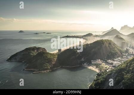 Vue célèbre sur la côte de Rio de Janeiro depuis le pain de sucre Montagne Banque D'Images