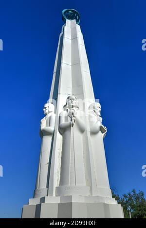 Los Angeles, Californie - 26 juillet 2020 : monument aux astronomes à l'observatoire Griffith dans le parc Griffith. Les astronomes représentés sont Galileo, Copernic Banque D'Images
