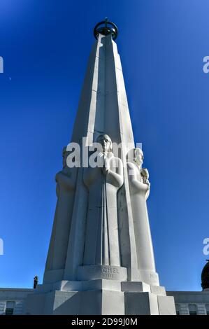 Los Angeles, Californie - 26 juillet 2020 : monument aux astronomes à l'observatoire Griffith dans le parc Griffith. Les astronomes représentés sont Galileo, Copernic Banque D'Images