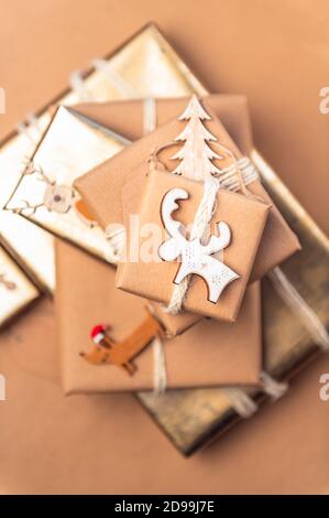 Processus d'emballage des cadeaux, préparation pour Noël Banque D'Images