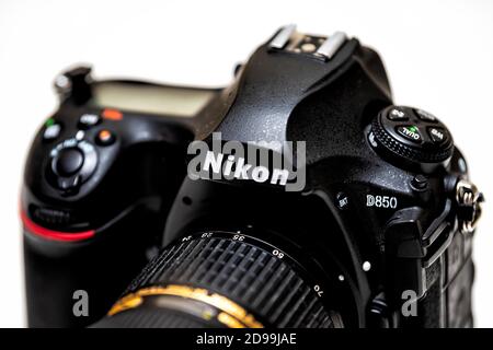 Herndon, Etats-Unis - 1 novembre 2020: Macro-gros plan de japonais fabriqué au Japon Nikon DSLR numérique simple objectif reflex modèle D850 isolé contre le merde Banque D'Images