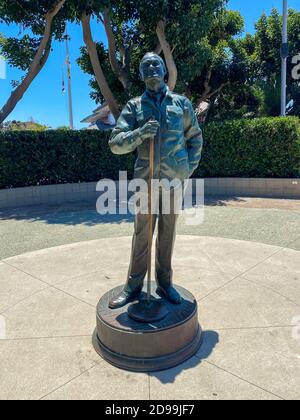 San Diego, CA - 2 juillet 2020 : statue en bronze de l'acteur/comédien Bob Hope dans un mémorial intitulé « A National Salute to Bob Hope and the Military », par arti Banque D'Images