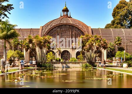 San Diego, CA - 19 juillet 2020: Balboa Park Bâtiment botanique et étang à San Diego, Californie, Etats-Unis. Banque D'Images