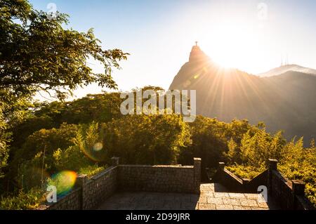 Belle vue au coucher du soleil dans le parc avec la montagne Corcovado À Rio de Janeiro Banque D'Images