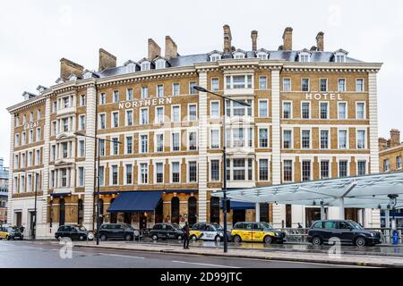 Une station de taxis se trouve en face du Great Northern Hotel à la gare de King's Cross, Londres, Royaume-Uni Banque D'Images