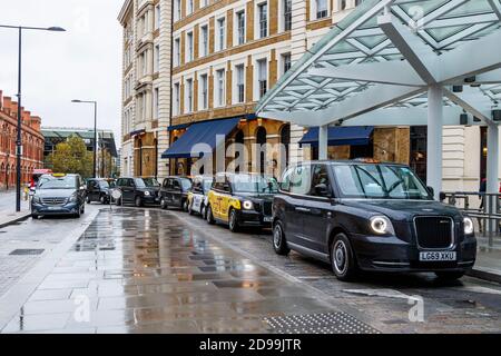 Une ligne de taxis devant le Great Northern Hotel à la gare de King's Cross, Londres, Royaume-Uni Banque D'Images