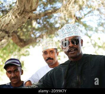 Hommes omanais au parc Falaj Daris à Nizwa, Oman. Banque D'Images