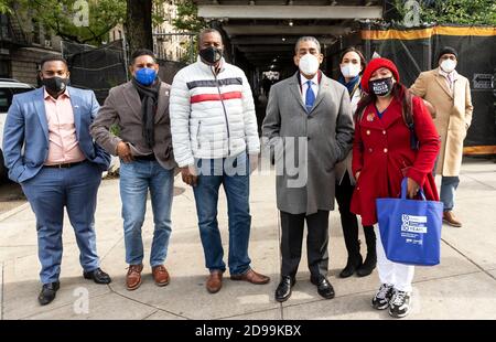 New York, NY - le 3 novembre 2020: Adriano Espallat vu comme le maire Bill de Blasio visite le site du scrutin le jour de l'élection générale à la public School 173 sur fort Washington Avenue Banque D'Images