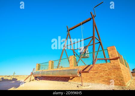 Puits de mines anciennes dans le belvédère de Big treuil de la ville de Coober Pedy en Australie. Situé en Australie méridionale, dans l'Outback du désert. Monument de la machine Banque D'Images