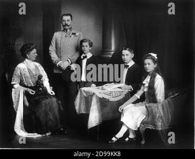 1913 : l'Erzherzog ( Prince héritier ) l'archiduc FRANZ FERDINAND ABSBURG Von Osterreich d'ESTE ( Graz 1863 - Sarajevo 28 juin 1914 ) avec la femme SOPHIA Chotek Von Chotkova und Wognin , duchesse de Hohenberg ( 1868 - Sarajevo 28 juin 1914 ) avec des fils ( princes de Hohenberg ) : SOPHIA ( née en 1901 ) , MAXIMILIAN ( née en 1902 ) et ERNST ( née en 1904 ) - les Grandukes ont été TUÉS À SARAJEVO - première Guerre mondiale - PRIMA GUERRA MONDIALE - Impero Austroungarico - ASBURGO - ABSBURGO - FRANCESCO FERDINANDO Arciduca d'Autriche --- Archivio GBB Banque D'Images