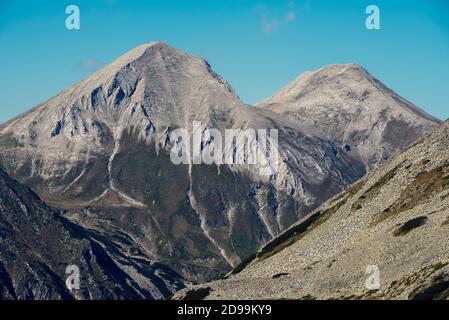 Vue sur le pic du cheval dans la montagne de Pirin sous le soleil Jour d'été mise au point sélective Banque D'Images