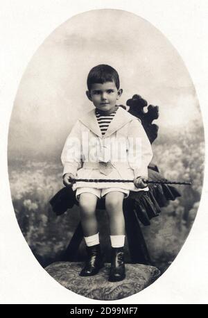 1909 c : UMBERTO di SAVOIA prince de Piémont ( 1904 - 1983 ) , Roi d'Italie UMBERTO II - CASA SAVOIA - ITALIA - REALI - NOBILTA' ITALIANA - NOBLESSE - PERSONALITA' DA BAMBINI - PERSONNALITÉ ENFANT - BÉBÉ - Vestito alla marinara - voile robe - HISTOIRE - FSTORICHE - frustino - équitation-fouet - récolte - bambio - OTO Orecchie a sventola - oreilles flappy --- Archivio GBB Banque D'Images