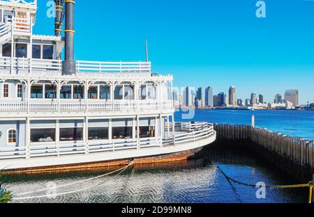 Bateau à vapeur et horizon de la ville, San Diego, Californie, États-Unis Banque D'Images