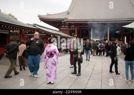 TOKYO, JAPON - 17 NOVEMBRE 2018 : visiteurs japonais et du monde entier à la Journée du Temple Sensoji dans le quartier d'Asakusa Banque D'Images