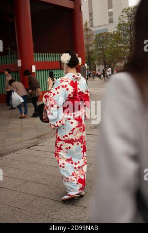 TOKYO, JAPON - 17 NOVEMBRE 2018 : les obéisances japonaises entrent dans le temple dans le quartier de Sensoji Asakusa Banque D'Images