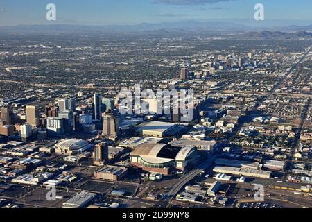 Vue aérienne depuis l'avion du centre-ville de Phoenix, Arizona avec des stades et des gratte-ciels de sport et le paysage de la ville, la montagne du Nord en arrière-plan Banque D'Images