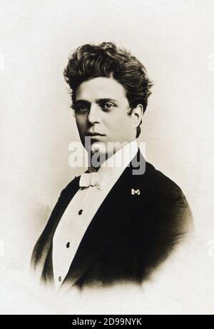 1890 : la célèbre musique italienne Opéra compositeur PIETRO MASCAGNI ( Livourne 1863 - Roma 1945 ) - COMPOSIORE - MUSICISTA - MUSICA CLASSICA - LIRICA - classique - ritratto - portrait - fumeurs - Tight - Cravatta papillon - cravate - collier - colletto ---- Archivio GBB Banque D'Images