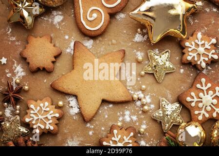 cuisson de biscuits de noël. pains d'épice décoratifs et épices Banque D'Images