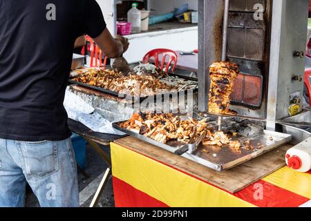 Vendeur vendant kebab dans le marché de rue bazar pour iftar Banque D'Images
