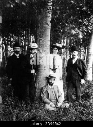 1902 , Eragny , FRANCE : le compositeur français CLAUDE Achille DEBUSSY ( 1862 - 1918 ) - ( sur la photo l'homme avec chapeau blanc et canne ) avec la femme Lilly ( Rosalie Textier , mannequin pour les Sœurs Callot , mariée debussy en 1902 ) , le compositeur PAUL DUKAS ( Paris 1865 - 1935 ) Et Pierre Laloy - MUSICISTA - COMPOSIORE - MUSICA CLASSICA - IMPRESSIONISMO - IMPRESSIONNISME - impressionniste - impressionniste - balletto - ballet - chapeau - cappello - canne - bastone - cravate - Cravatta - bosco - bois - albero - arbre --- Archivio GBB Banque D'Images