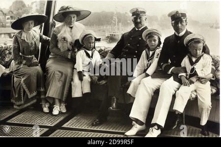 1912 , Kiel , ALLEMAGNE : le Kaiser WILHELM II ( Guglielmo II ) HOHENZOLLERN , roi de Prusse , empereur d'Allemagne ( 1859 - 1941 ) , petit-fils de la reine Victoria d'Angleterre . Avec lui sur la photo : Le fils colonel Kronprinz ADALBERT ( 1884 - 1948 ), CECILE de Mecklembourg Schwerin ( 1887 - 1954 ), neveu de Tzar Alexandre II de Russie et épouse de Kronprinz WILHELM FRIEDERICH ( 1882 - 1951) fils de Kaiser , avec les petits fils : GUILLAUME ( 1906 - 1940 , marié en 1933 avec Dorothea Von Salviati ), LOUIS FERDINAND ( 1907 - 1994 , marié en 1938 avec Kira Granduchess de Russie ) et HUBE Banque D'Images