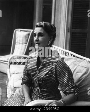 1951 c, Etats-Unis : la héritière multi millionnaire et la société Reine BARBARA HUTTON ( 1902 - 1919 ), grand daugther de F. W. Woolworth et fille de Franklin Hutton. Elle était l'une des femmes les plus riches au monde et épousa 7 fois : Prince Alexis Mdivani de Russie , Cary Grant , Prince Igor Troubetzkoy , Gottfried Von Cramm , Porfirio Rubirosa , James Dougas et prince Raymond Doan - JET SET - café Society - ereditiera - miliardaria - milionaria - donna anziana - femme la plus ancienne - vecchia - diamanti - diamants - diamante - diamant - perla - perle - perle - perles -- ARCHIVIO GBB Banque D'Images