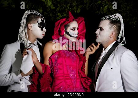 Une catrina et deux catrin dans une forêt la nuit Banque D'Images