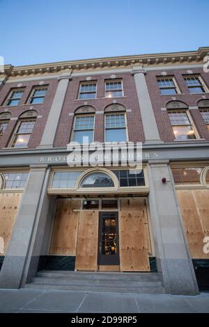 Boston, Massachusetts, États-Unis. 3 novembre 2020. Le jour de l'élection, on est monté à bord du grand magasin Brooks Brothers sur Newbury Street à Boston, ma. Certaines entreprises ont pris de l'ampleur dans leurs magasins en cas de troubles électoraux. Credit: Keiko Hiromi/AFLO/Alay Live News Banque D'Images