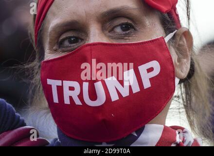 Washington, États-Unis. 03ème novembre 2020. Un partisan de Donald Trump se tient sur Black Lives Matter Plaza à Washington DC le soir des élections, le mardi 3 novembre 2020. Le jour de l'élection présidentielle américaine de 2020, les partisans et les manifestants du président Donald Trump se réunissent au milieu de Covid-19 et d'une furieuse politique polarisée. Photo de Leigh Vogel/UPI crédit: UPI/Alay Live News Banque D'Images