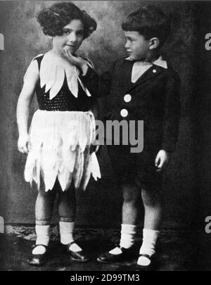 1926, Casarsa della Delizia , Pordenone , ITALIE : le futur réalisateur italien , écrivain et poète PIER PAOLO PASOLINI ( 1922 - 1975 ) et sa cousine Franca Naldini le jour de Carnaval , A 4 ans - REGISTA - POETA - POÉSIE - POÉSIE - SCRITTORE - LETTERATURA - LGBT - GAY - LITTÉRATURE - personnalité jeune enfant - Personalità da bambini - da giovani --- Archivio GBB Banque D'Images