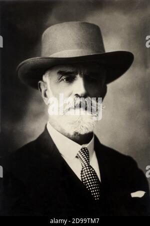 Le politicien italien CAMILLO PRAMPOLINI ( 1859 - 1930 ) , député de P. S. I . ( Partito Socialista Italiano ) de 1890 , Leader réformiste - SOCIALISMO EVANGELICO - POLITHO - polita - sinistra - paramentare - chapeau deputato - cappello - barba bianca - barbe blanche - collier - colletto - cravatta - cravate - ritratto - portrait - uomo vecchio - anziano - homme âgé ---- Archivio GBB Banque D'Images