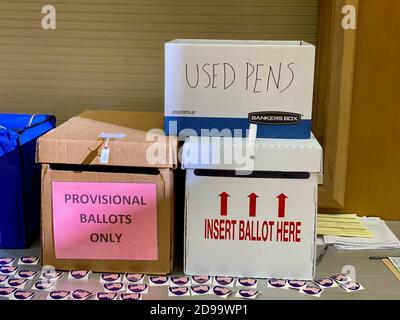 Monetcito, Californie, États-Unis. 3 novembre 2020. Urnes à l'église du Pacte de Montecito lieu de vote le jour de l'élection: Le seul endroit pour voter à Montecito, CA, cette élection présidentielle. Crédit : Amy Katz/ZUMA Wire/Alay Live News Banque D'Images