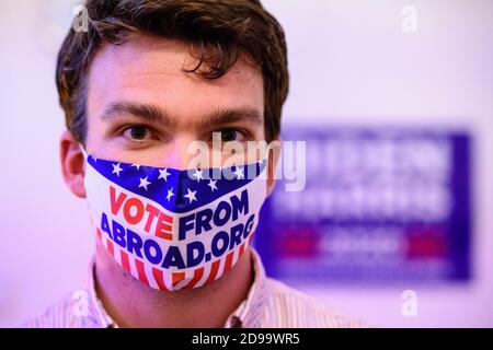 Berlin, Allemagne. 04e novembre 2020. Allemagne, Berlin, 04 novembre 2020: DONOVAN DENNIS, membre des démocrates à l'étranger de Berlin, pose pour une photo avec un masque de visage lisant 'VoteFromAbroad.org' lors de la projection d'une émission de presse de la 59e élection présidentielle quadriennale des États-Unis. En raison de la pandémie mondiale de Covid-19 et des mesures prises par l'État de Berlin pour contenir le coronavirus, la nuit électorale en Allemagne ne peut avoir lieu que dans des lieux privés avec un maximum de deux ménages.(photo de Jan Scheunert/Sipa USA) crédit: SIPA USA/Alay Live News Banque D'Images