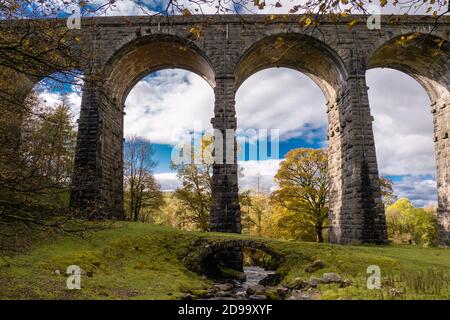 08.10.2020 Dent, Cumbria, Royaume-Uni. Le viaduc de Dent Head est le viaduc suivant sur le chemin de fer de Settle-Carlisle après le viaduc de Ribblehead, en direction de Carlisle. Banque D'Images