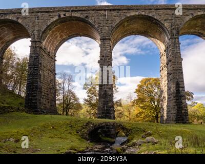 08.10.2020 Dent, Cumbria, Royaume-Uni. Le viaduc de Dent Head est le viaduc suivant sur le chemin de fer de Settle-Carlisle après le viaduc de Ribblehead, en direction de Carlisle. T Banque D'Images