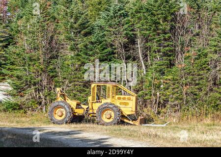 Un morceau d'équipement lourd stationné le long d'un sentier à la station de montagne Okemo à Ludlow, Vermont Banque D'Images