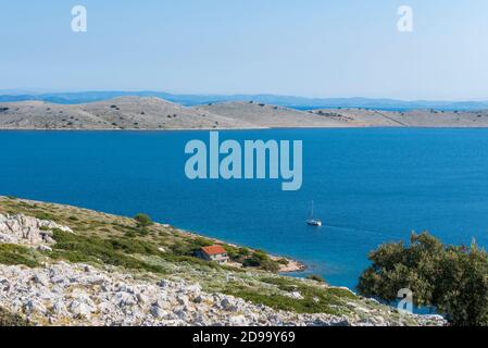 Vue de dessus de la mer Adriatique, les îles rocheuses de l'archipel de Kornati, la Croatie, et le yacht, en naviguant de l'île Banque D'Images