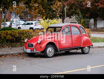 Red Citroen 2CV6 stationné dans les rues couleur d'automne d'Ottawa, Canada Banque D'Images