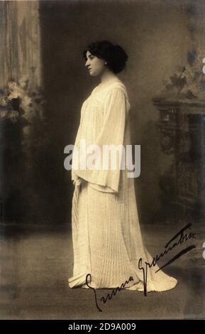 1902 c, ITALIE : la célèbre actrice théâtrale ITALIENNE EMMA GRAMATICA ( 1874 - 1965 ) habillée par Mariano FORTUNY y Madrazo . Joueur d'Ibsen , Pirandello et Gabriele d'Annunzio - TEATRO - THEATRE - atrice drammatica - film - cinéma - signature - autografo - autographe - profilo - profil - chignon - portrait - ritratto ---- Archivio GBB Banque D'Images