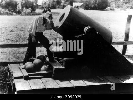 L'acteur silencieux BUSTER KEATON ( 1895 - 1966 ) dans LE GÉNÉRAL ( 1926 - ' Come vinsi la guerra ' ) par B. Keaton - CINÉMA MUTO - FILM - ATTORE - CANNONE - CANNON - - --- Archivio GBB Banque D'Images