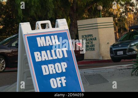 ÉTATS-UNIS. 03ème novembre 2020. Un panneau officiel de « dépôt des bulletins de vote » pour l'élection présidentielle américaine de 2020 à la bibliothèque Scripps Miramar Ranch de San Diego, Californie, le mardi 3 novembre 2020. La majorité des San Diegans qui ont participé à l'élection ont voté par anticipation ou par voie postale. (Rishi Deka/SIPA Press) Credit: SIPA USA/Alay Live News Banque D'Images