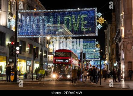 Londres, Royaume-Uni. 3 novembre 2020. Photo prise le 3 novembre 2020 montre les lumières de Noël illuminant la rue commerçante principale Oxford Street, à Londres, en Grande-Bretagne. Les lumières de Noël d'Oxford Street ont été allumées à partir de lundi. Les lumières rendent hommage à la force et à la brillance des Londoniens et rendent également hommage à ceux qui ont fait preuve de gentillesse et de soutien inébranlable aux autres pendant la pandémie. Credit: Han Yan/Xinhua/Alay Live News Banque D'Images